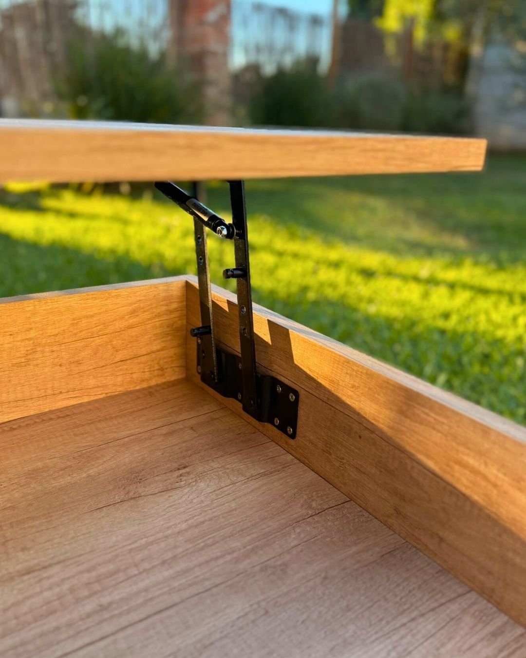 Mesa ratona con espacio de guardado